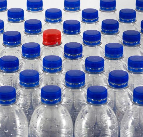 Issues du cycle de vie des bouteilles, le rPET – matériau PET recyclé ou plus communément appelé « polyester recyclé » – est de plus en plus prisé.